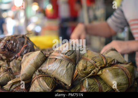 Riso dolce con noce di cocco venduti presso bancarelle su Jalan Petaling Kuala Lumpur in Malesia Foto Stock