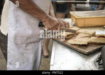 Delizioso dolce torta calda con arachidi per le strade di Kuala Lumpur in Malesia Foto Stock