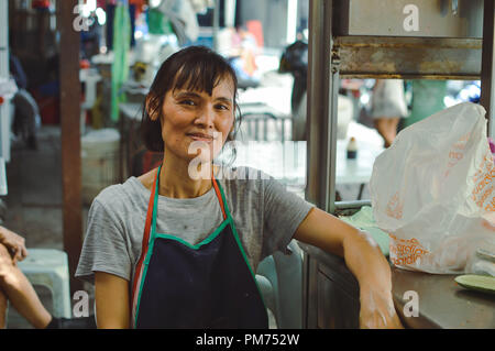 Kuala Lumpur, Malesia - 11 September, 2017: Cinese street chef prende il resto dal suo cellulare carne arrosto coffee shop di Kuala Lumpur in Malesia Foto Stock