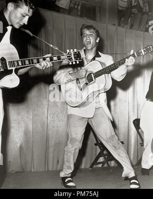 Pubblicità fotografia di Elvis Presley in un concerto a Fort Homer Hesterly Armory a Tampa, Florida, luglio 31,1955. Sinistra Scotty Moore, destra Bill nero. Foto di William V. (rosso) Robertson Riferimento File # 30928 455THA Foto Stock