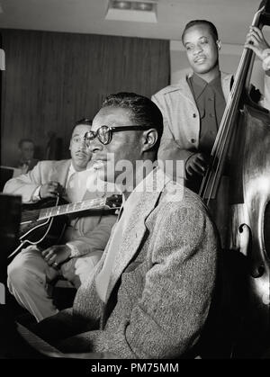 Ritratto di Oscar Moore, Nat King Cole e Wesley Prince, New York, N.Y., circa nel luglio 1946 Riferimento File # 30928 666THA Foto: William P. Gottlieb Foto Stock