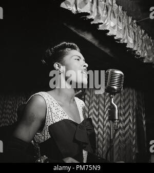 Ritratto di Billie Holiday, Downbeat, New York, N.Y., circa giugno 1946 Riferimento File # 30928 676 THA Foto: William P. Gottlieb Foto Stock