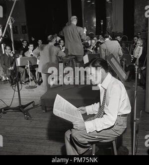 Ritratto di Frank Sinatra e Axel Stordahl, Liederkrantz Hall di New York, N.Y., circa 1947 Riferimento File # 30928 682THA Foto: William P. Gottlieb Foto Stock