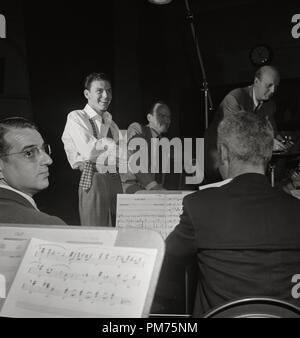 Ritratto di Frank Sinatra e Axel Stordahl, Liederkrantz Hall di New York, N.Y., circa 1947 Riferimento File # 30928 683THA Foto: William P. Gottlieb Foto Stock