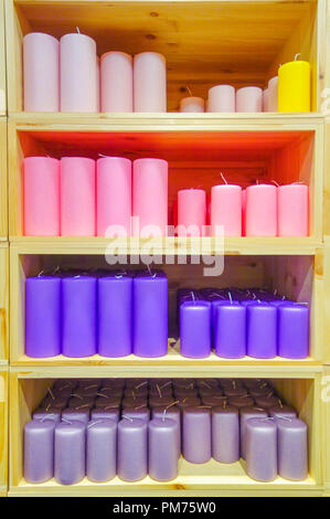 Candele colorate impilate su ripiani in home negozio di artigianato, Chester Regno Unito. Foto Stock