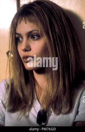 Film still / Pubblicità ancora da 'Ragazza interrotta' Angelina Jolie © 1999 Columbia Photo credit: Suzanne Tenner Riferimento File # 30973352THA per solo uso editoriale - Tutti i diritti riservati Foto Stock