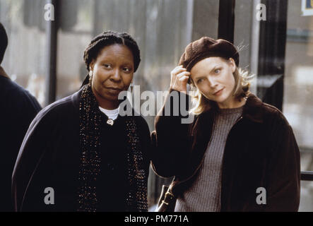 Film still / Pubblicità ancora da "l'estremità profonda dell'oceano' Whoopi Goldberg, Michelle Pfeiffer © 1999 Columbia Pictures Photo credit: Zade Rosenthal Riferimento File # 30973670THA per solo uso editoriale - Tutti i diritti riservati Foto Stock