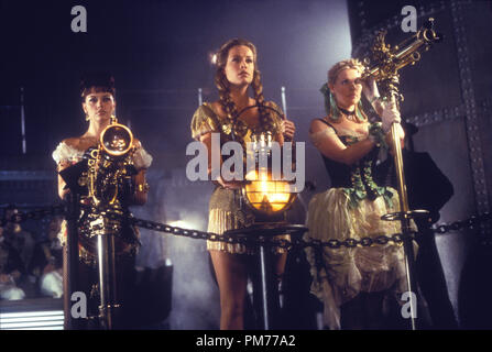 Film still / Pubblicità ancora da 'Wild Wild West' Musetta Vander, Frederique Van Der Wal, Sophia eng © 1999 Warner Photo credit: Murray Chiudi File riferimento # 30973875THA per solo uso editoriale - Tutti i diritti riservati Foto Stock