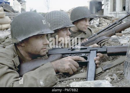 Film still da 'Saving Private Ryan' Tom Hanks, Matt Damon, ustioni del Edward © 1998 DreamWorks Photo credit: David James Riferimento File # 30996247THA per solo uso editoriale - Tutti i diritti riservati Foto Stock