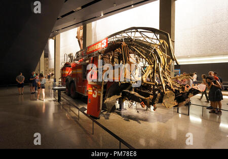 Schiacciato FDNY camion dei pompieri, scala 3,National September 11 Memorial & Museum. New York City,USA Foto Stock