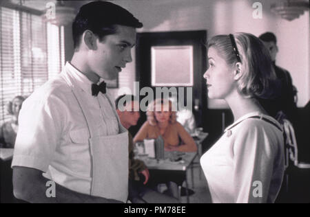 Film still da 'Pleasantville' Tobey Maguire, Reese Witherspoon © 1998 New Line Cinema Photo credit: Ralph Nelson Riferimento File # 30996315THA per solo uso editoriale - Tutti i diritti riservati Foto Stock