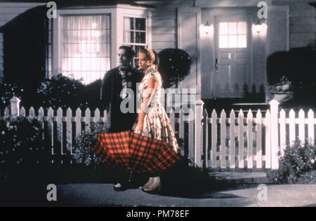 Film still da 'Pleasantville' Tobey Maguire, Reese Witherspoon © 1998 New Line Cinema Photo credit: Ralph Nelson Riferimento File # 30996316THA per solo uso editoriale - Tutti i diritti riservati Foto Stock