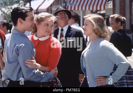 Film still da 'Pleasantville' Tobey Maguire, Marley Shelton, Reese Witherspoon © 1998 New Line Cinema Photo credit: Ralph Nelson Riferimento File # 30996317THA per solo uso editoriale - Tutti i diritti riservati Foto Stock