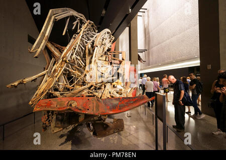 Schiacciato FDNY camion dei pompieri, scala 3,National September 11 Memorial & Museum. New York City,USA Foto Stock