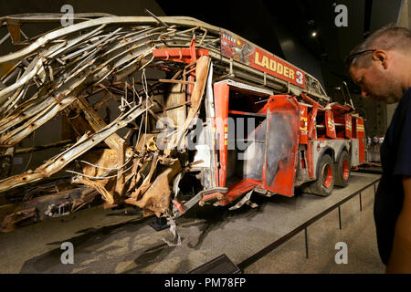 Schiacciato FDNY camion dei pompieri, scala 3,National September 11 Memorial & Museum. New York City,USA Foto Stock