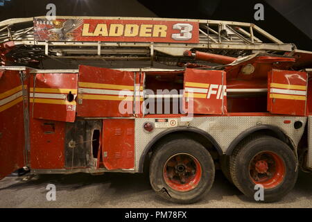 Schiacciato FDNY camion dei pompieri, scala 3,National September 11 Memorial & Museum. New York City,USA Foto Stock