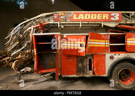 Schiacciato FDNY camion dei pompieri, scala 3,National September 11 Memorial & Museum. New York City,USA Foto Stock