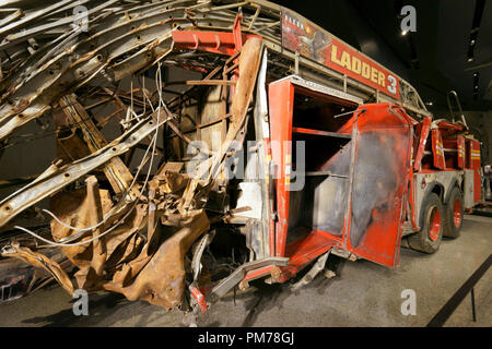 Schiacciato FDNY camion dei pompieri, scala 3,National September 11 Memorial & Museum. New York City,USA Foto Stock