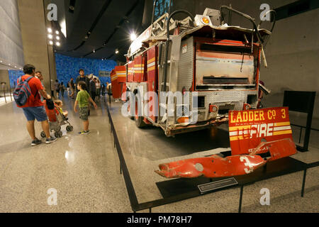 Schiacciato FDNY camion dei pompieri, scala 3,National September 11 Memorial & Museum. New York City,USA Foto Stock