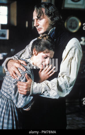 Film still da 'Les Miserables' Claire Danes, Liam Neeson © 1998 Columbia / Mandalay Photo credit: Rolf Konow Riferimento File # 30996429THA per solo uso editoriale - Tutti i diritti riservati Foto Stock