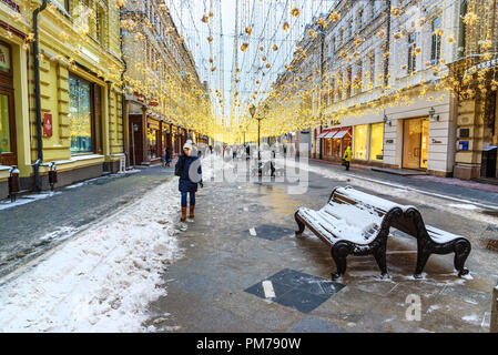 Mosca, Russia - 29 Gennaio 2018: Natale decorazione di illuminazione sulla Nikolskaya street Foto Stock