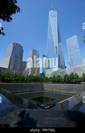 Riflettente del nord pool di National September 11 Memorial con il World Trade Centre e Torre di libertà in background. Manhattan.New York City.USA