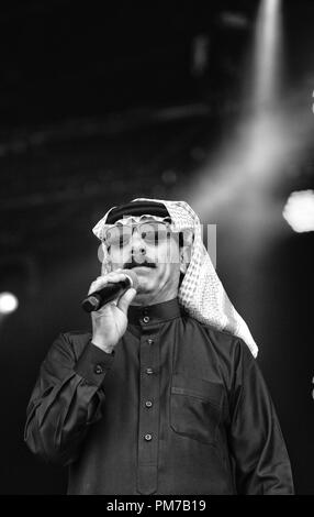 Omar Souleyman cantando alla fine del festival di strada Foto Stock