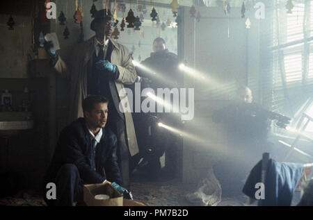 Film still da 'Se7en' Brad Pitt, Morgan Freeman © 1995 New Line Cinema Photo credit: Peter Sorel Riferimento File # 31043132THA per solo uso editoriale - Tutti i diritti riservati Foto Stock