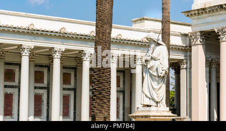 La statua di San Paolo con la sua spada sguainata in mano all'interno del cortile della chiesa della Basilica di San Paolo fuori le Mura a Roma Foto Stock