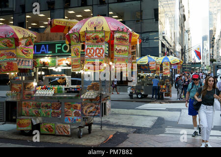 Carrelli di cibo sulla strada del centro cittadino di Manhattan. New York City.USA Foto Stock