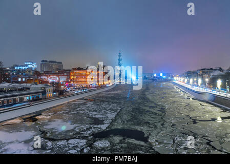 Mosca, Russia - 30 Gennaio 2018: Vista di Prechistenskaya Naberezhnaya e Pietro il Grande statua da Patriarshy Bridge in una notte d'inverno Foto Stock