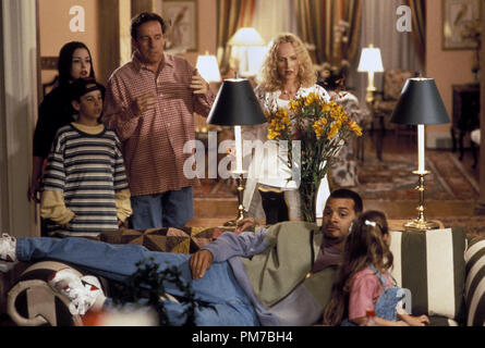 Film still da 'Houseguest' Sinbad, Phil Hartman, Kim Murphy, Jeffrey Jones, Kim Greist, Elena Leopardi, Talia Seider © 1995 Hollywood Foto Photo credit: Marsha Blackburn Riferimento File # 31043316THA per solo uso editoriale - Tutti i diritti riservati Foto Stock