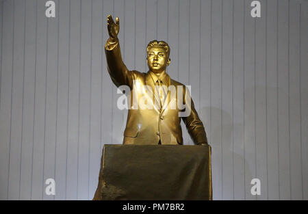 Statua del Grande Leader della Corea del Nord a Kaeson la Stazione della Metropolitana di Pyongyang Foto Stock