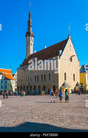 Il Municipio Vecchio di Tallinn, vista in estate del Municipio e la piazza principale nello storico quartiere medievale della Città Vecchia di Tallinn, Estonia. Foto Stock