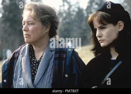 Film still da 'Dolores Claiborne' Kathy Bates, Jennifer Jason Leigh © 1995 Castle Rock Entertainment Photo credit: John Clifford Riferimento File # 31043449THA per solo uso editoriale - Tutti i diritti riservati Foto Stock