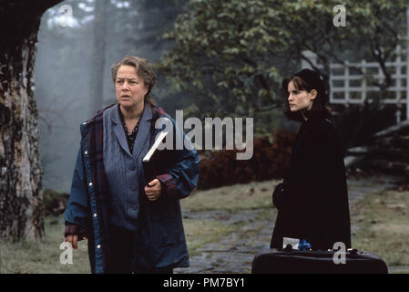 Film still da 'Dolores Claiborne' Kathy Bates, Jennifer Jason Leigh © 1995 Castle Rock Entertainment Photo credit: John Clifford Riferimento File # 31043450THA per solo uso editoriale - Tutti i diritti riservati Foto Stock