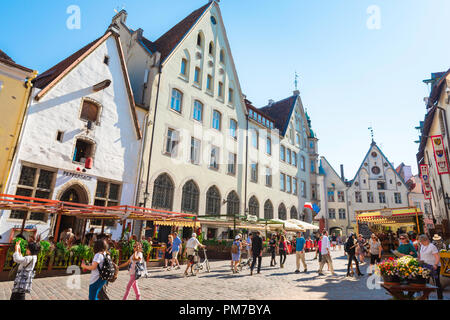 Tallinn Città Vecchia, visualizzare un pomeriggio estivo di Vana turg - una strada trafficata nel medievale quartiere della Città Vecchia di Tallinn, Estonia. Foto Stock