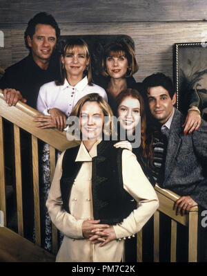 Film still da 'Cybill' Tom Wopat, Dedee Pfeiffer, Cybill Shepherd, Christine Baranski, Alicia Witt, Alan Rosenberg 1995 Riferimento File # 31043502THA per solo uso editoriale - Tutti i diritti riservati Foto Stock