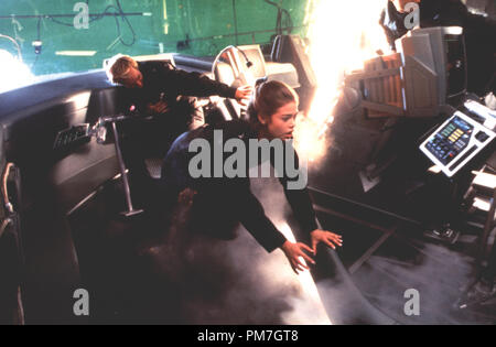 Film still da 'Starship Troopers' Denise Richards © 1997 Sony Pictures Photo credit: Stephen Vaughn Riferimento File # 31013102THA per solo uso editoriale - Tutti i diritti riservati Foto Stock