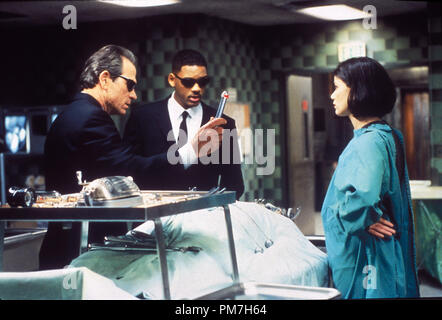 Film still da 'Men in Black' Tommy Lee Jones, Will Smith, Linda Fiorentino © 1997 Columbia Riferimento File # 31013226THA per solo uso editoriale - Tutti i diritti riservati Foto Stock