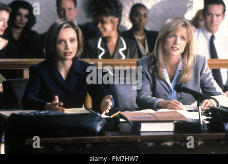 Film still da 'Ally McBeal' Courtney Thorne-Smith, Calista Flockhart © 1997 Fox Riferimento File # 31013465THA per solo uso editoriale - Tutti i diritti riservati Foto Stock