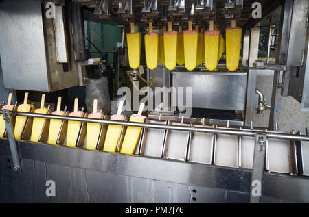 Il trasportatore linee automatiche per la produzione di gelato Foto Stock