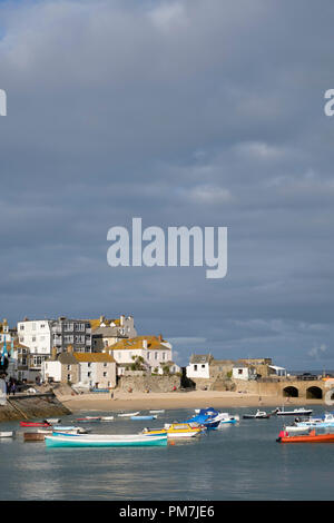 Sunlight on St Ives harbour in Cornwall Foto Stock