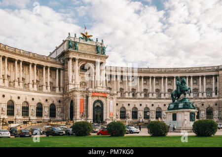Vienna, Austria - 1 Ottobre, 2017: monumento del principe Eugenio di Savoia nella parte anteriore della Neue Burg o Nuovo Castello di Hofburg di Vienna Foto Stock