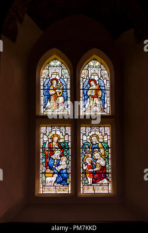 Eredità cristiana: Victorian vetrata di Wisley chiesa nel villaggio di Wisley, Surrey, Regno Unito risalente ad epoca normanna in circa 1150 Foto Stock
