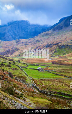 Il Nant Ffrancon passano nel Parco Nazionale di Snowdonia, Galles Foto Stock