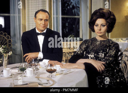 Marlon Brando e Sophia Loren 'Una contessa di Hong Kong ' 1967 Riferimento File # 31202 407THA Foto Stock