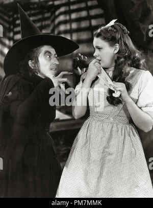 Margaret Hamilton e Judy Garland, "Il mago di Oz' 1939 MGM Riferimento File # 31202 411THA Foto Stock