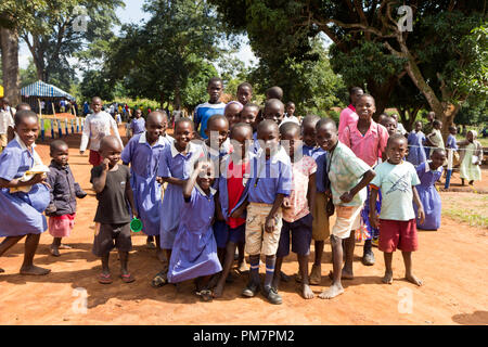 Uganda. Il 30 giugno 2017. Un gruppo di felice per la maggior parte bambini della scuola elementare sorridente, ridendo e agitando. Foto Stock