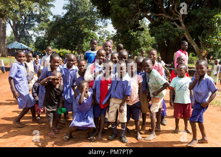 Uganda. Il 30 giugno 2017. Un gruppo di felice per la maggior parte bambini della scuola elementare sorridente, ridendo e agitando. Foto Stock